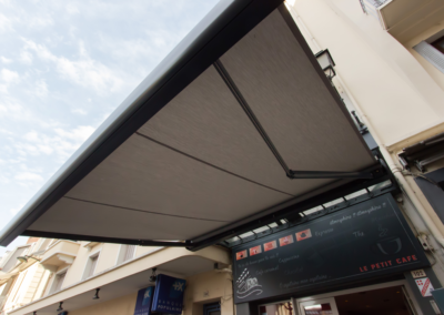 Installation de store extérieur café, restaurant Savoie et Haute Savoie