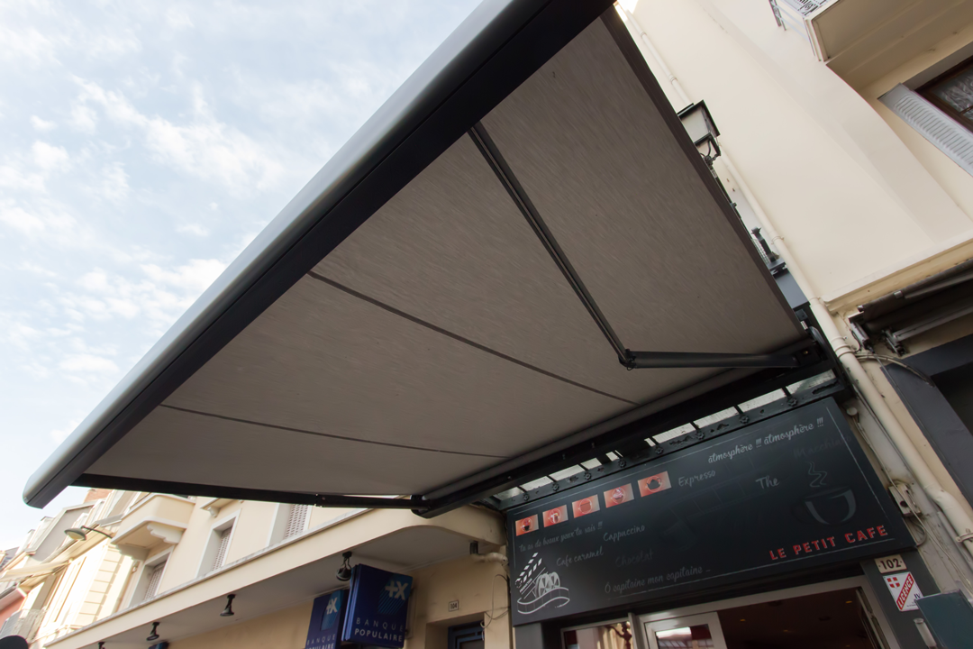 Installation de store extérieur café, restaurant Savoie et Haute Savoie
