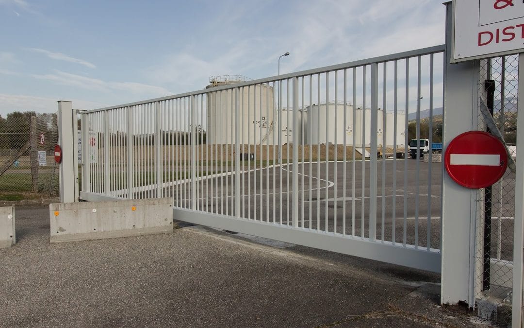 Portail coulissant industriel avec système de contrôle d&rsquo;accès – Dépôt pétrolier Entrelacs 73