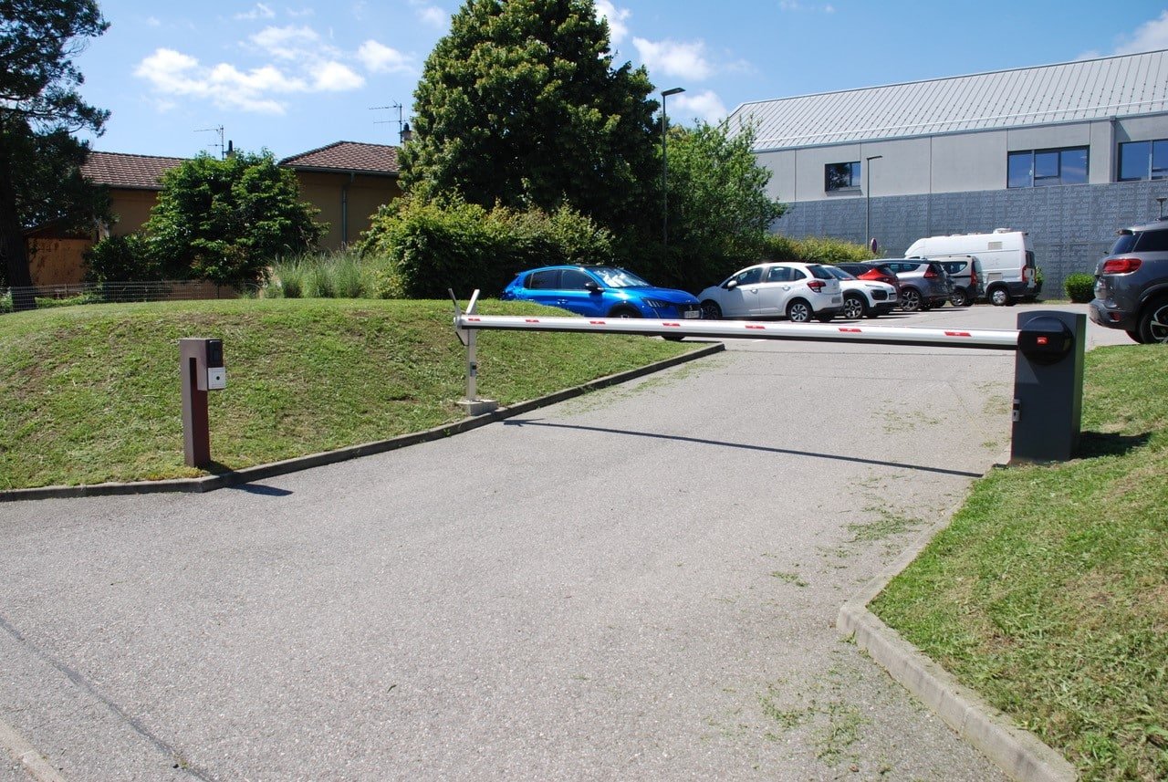 Barrières IUT Annecy : Barrière BFT MAXIMA ULTRA avec système de verrouillage MEDLIS