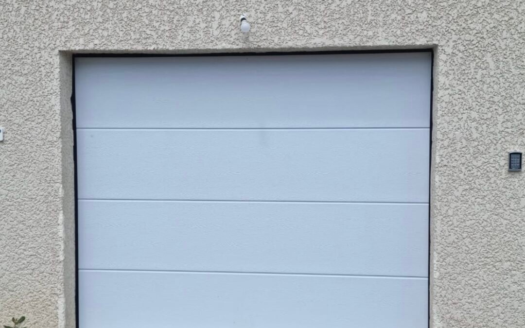 Remplacement d’une Porte de Garage Basculante en Acier par une Porte de Garage Sectionnelle : Amélioration de l’Isolation et Confort d’Utilisation