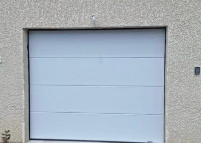 Remplacement d’une Porte de Garage Basculante en Acier par une Porte de Garage Sectionnelle : Amélioration de l’Isolation et Confort d’Utilisation