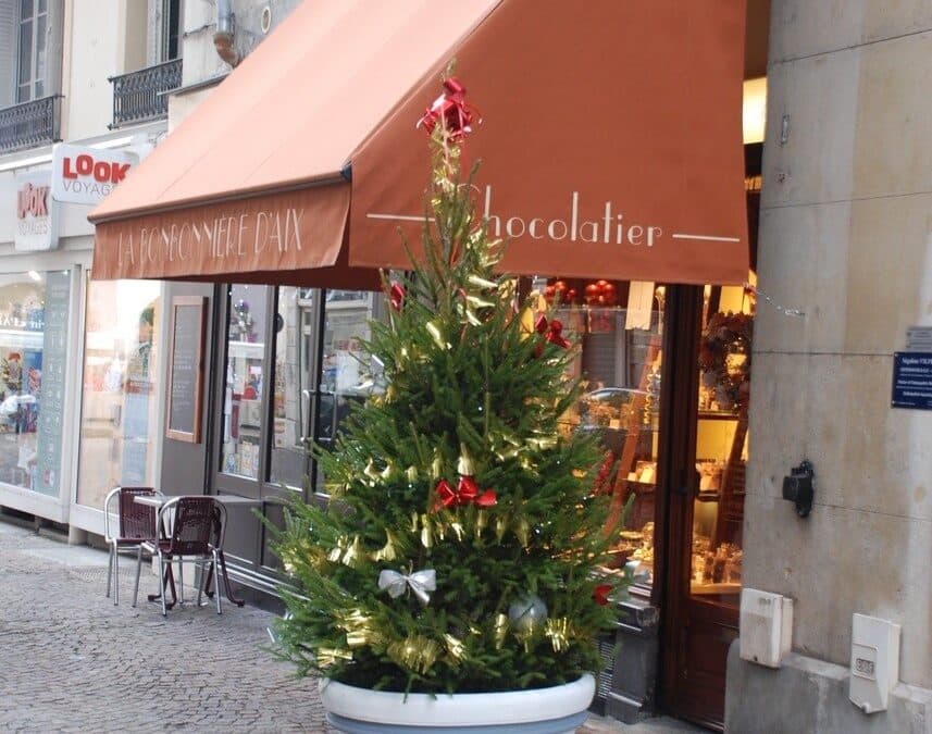 Store Banne avec Joues Latérales et Lambrequin Personnalisé : Protection et Esthétique pour votre Vitrine de Chocolatier