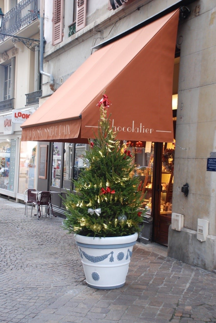 Store banne avec joues latérales + lambrequin avec marquage. Protège la vitrine (chocolatier) de la chaleur