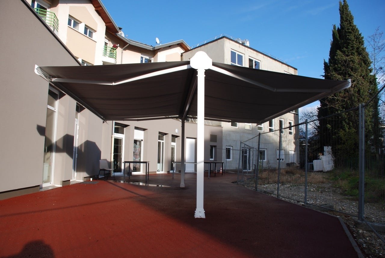 Protection de la terrasse d’un établissement d’accueil pour personnes souffrant de handicap