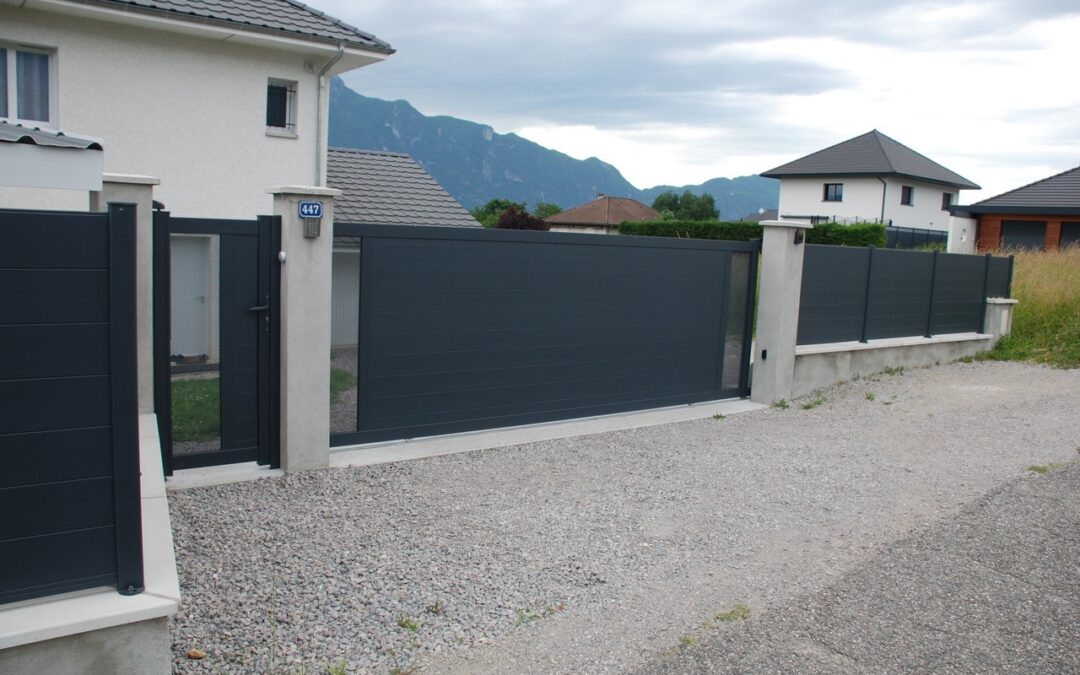 Portail Coulissant avec Portillon et Garde-Corps Assorti : Sécurité et Esthétique pour Vos Espaces