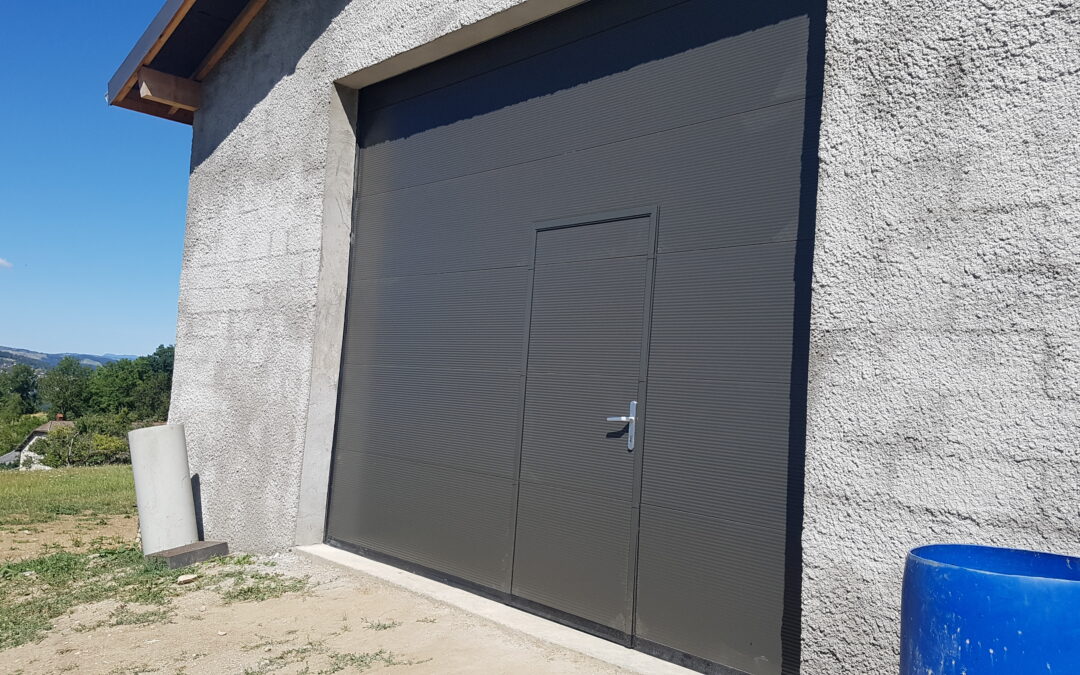 Pose de deux portes sectionnelles industrielles pour bâtiment agricole neuf