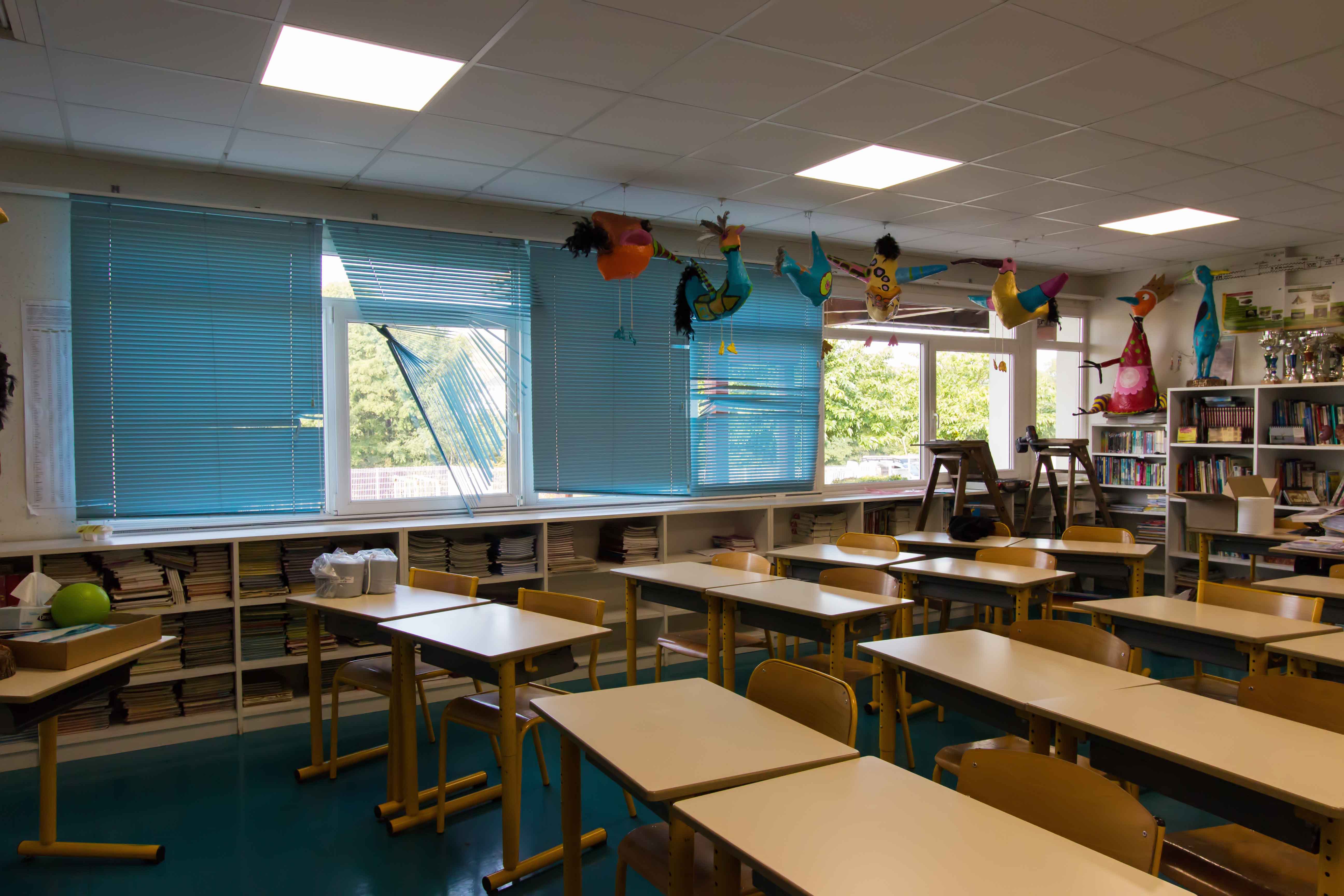 Remplacement de stores vénitiens par stores verticaux – Salle de classe aix-les-bains