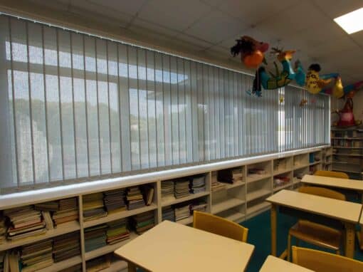 Remplacement de stores vénitiens par stores verticaux – Salle de classe
