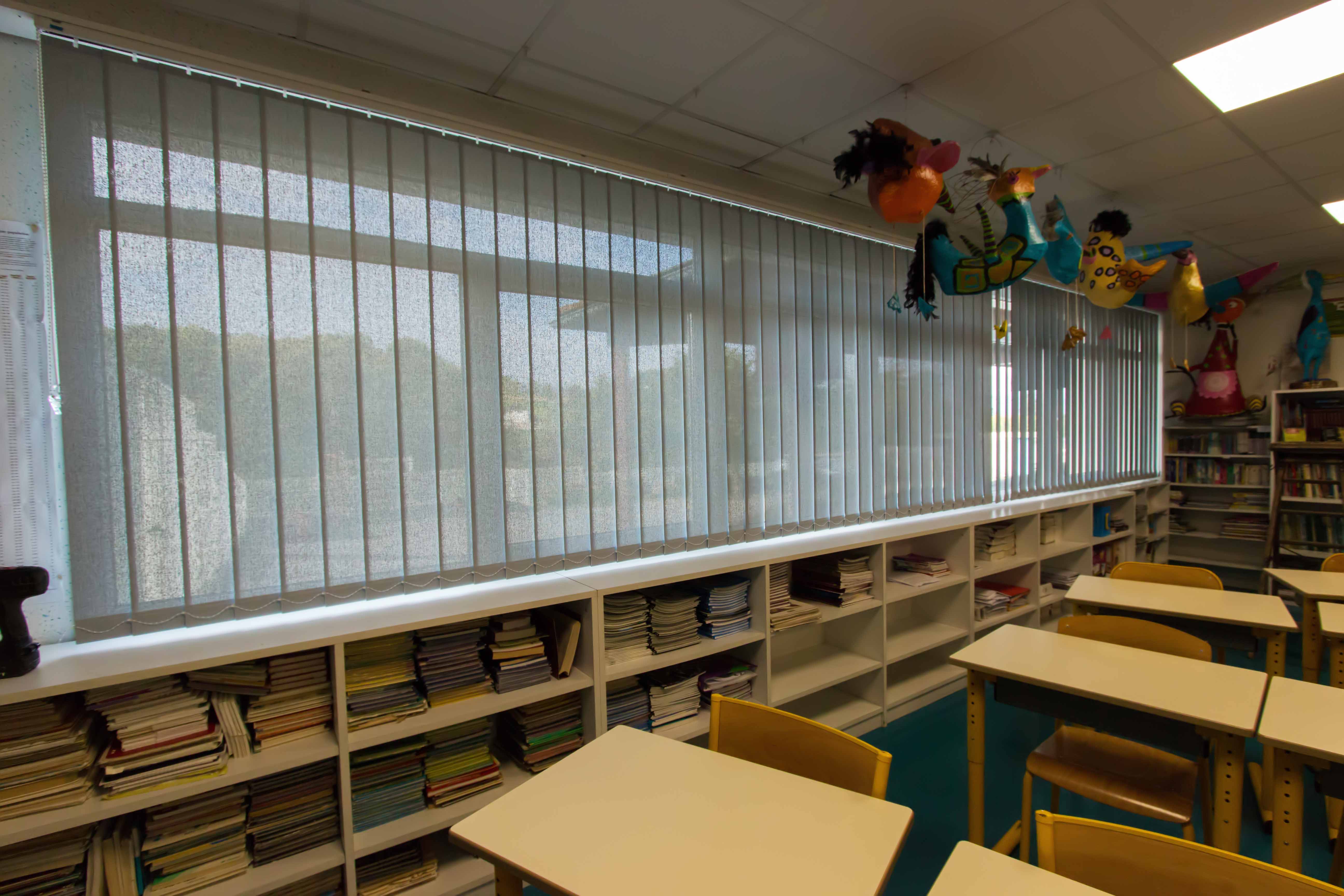Remplacement de stores vénitiens par stores verticaux – Salle de classe à aix les bains