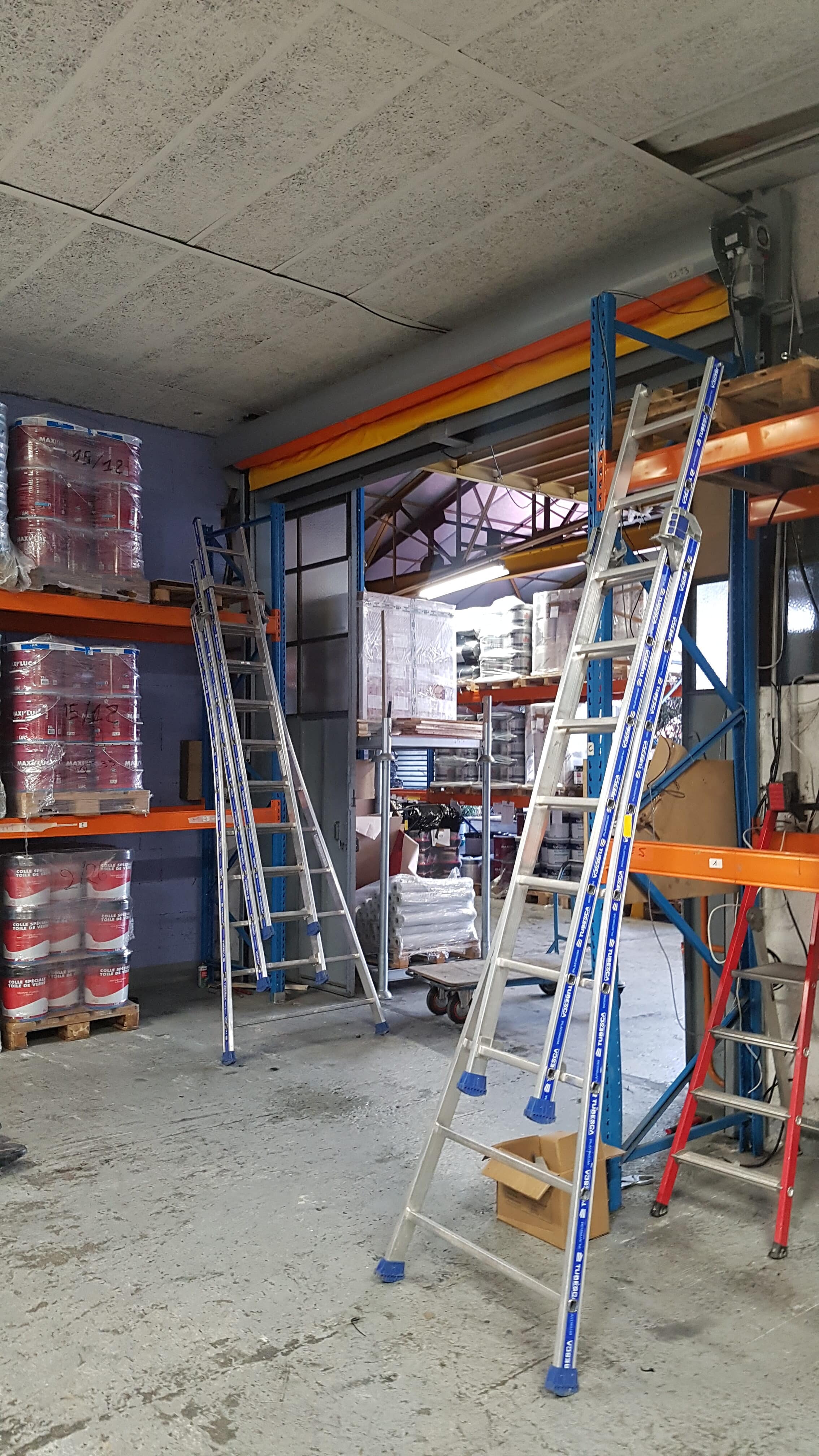 Réglage final et fixation de la porte souple rapide pour sécuriser la circulation des chariots élévateurs.