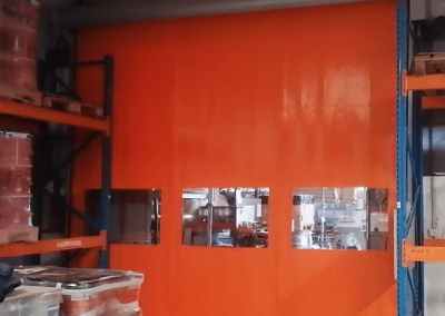 Installation d’une porte rapide industrielle dans un atelier de peinture en Savoie