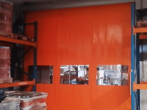 Installation d’une porte rapide industrielle dans un atelier de peinture en Savoie