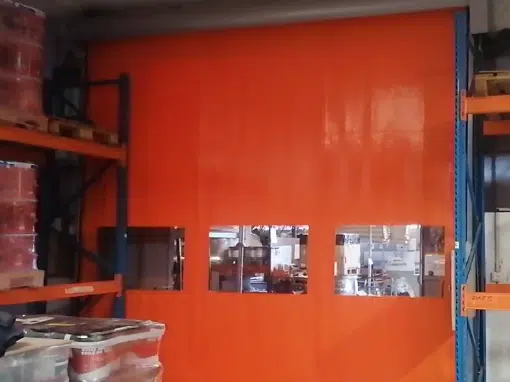 Installation d’une porte rapide industrielle dans un atelier de peinture en Savoie
