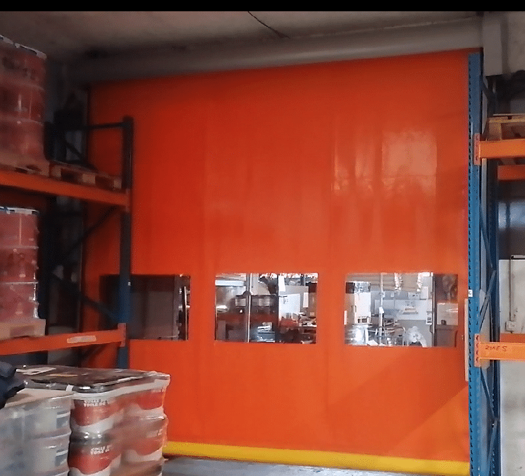 Installation d’une porte rapide industrielle dans un atelier de peinture en Savoie