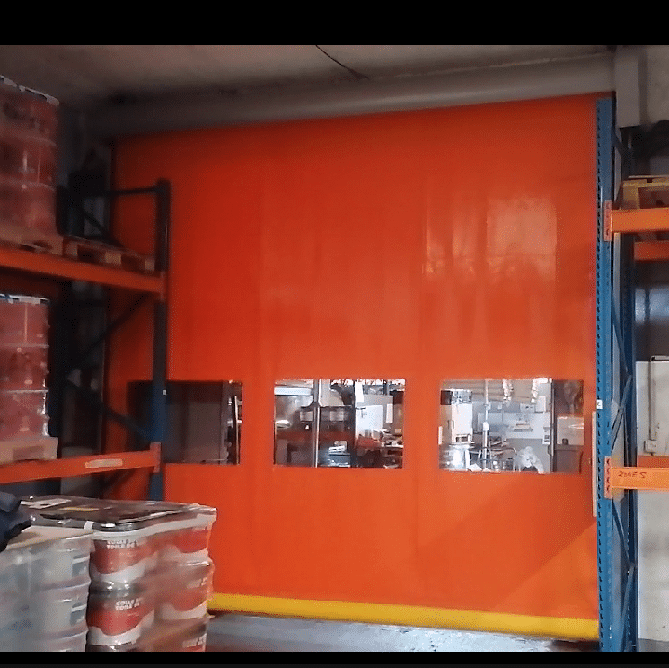 installation porte souple rapide industrielle SAFIR PLANEZIP installée dans un atelier de stockage de peinture en Haute-Savoie.