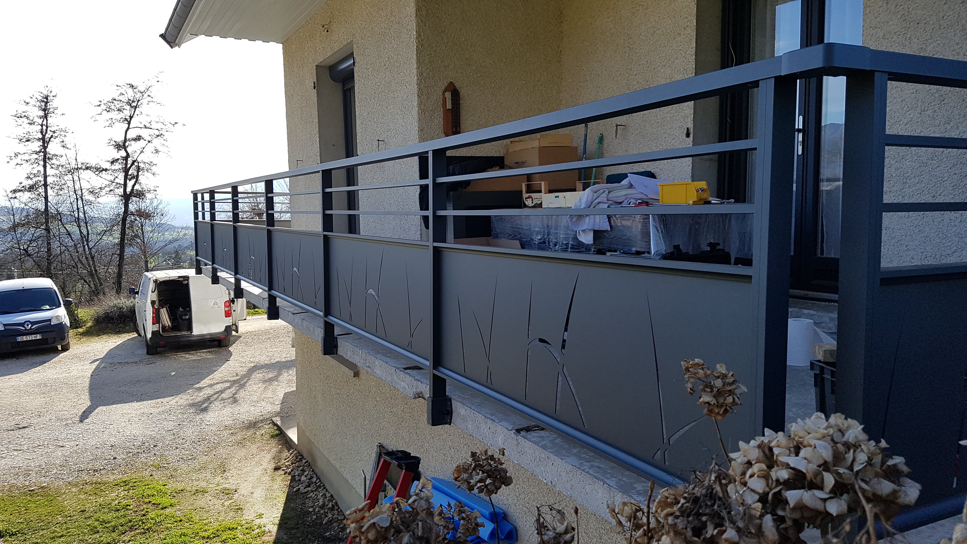 Fourniture et pose d’un garde-corps aluminium avec portillon pour une maison de particulier