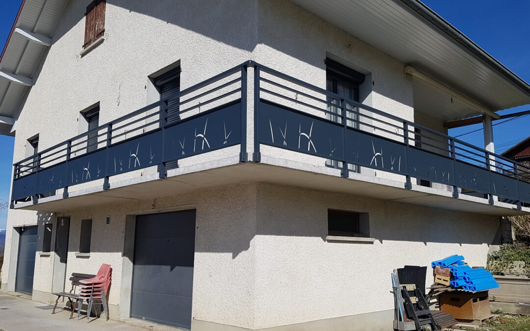 Fourniture et pose d’un garde-corps aluminium avec portillon pour une maison de particulier