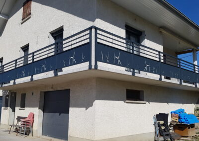 Fourniture et pose d’un garde-corps aluminium avec portillon pour une maison de particulier