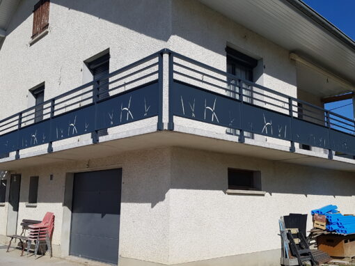 Fourniture et pose d’un garde-corps aluminium avec portillon pour une maison de particulier