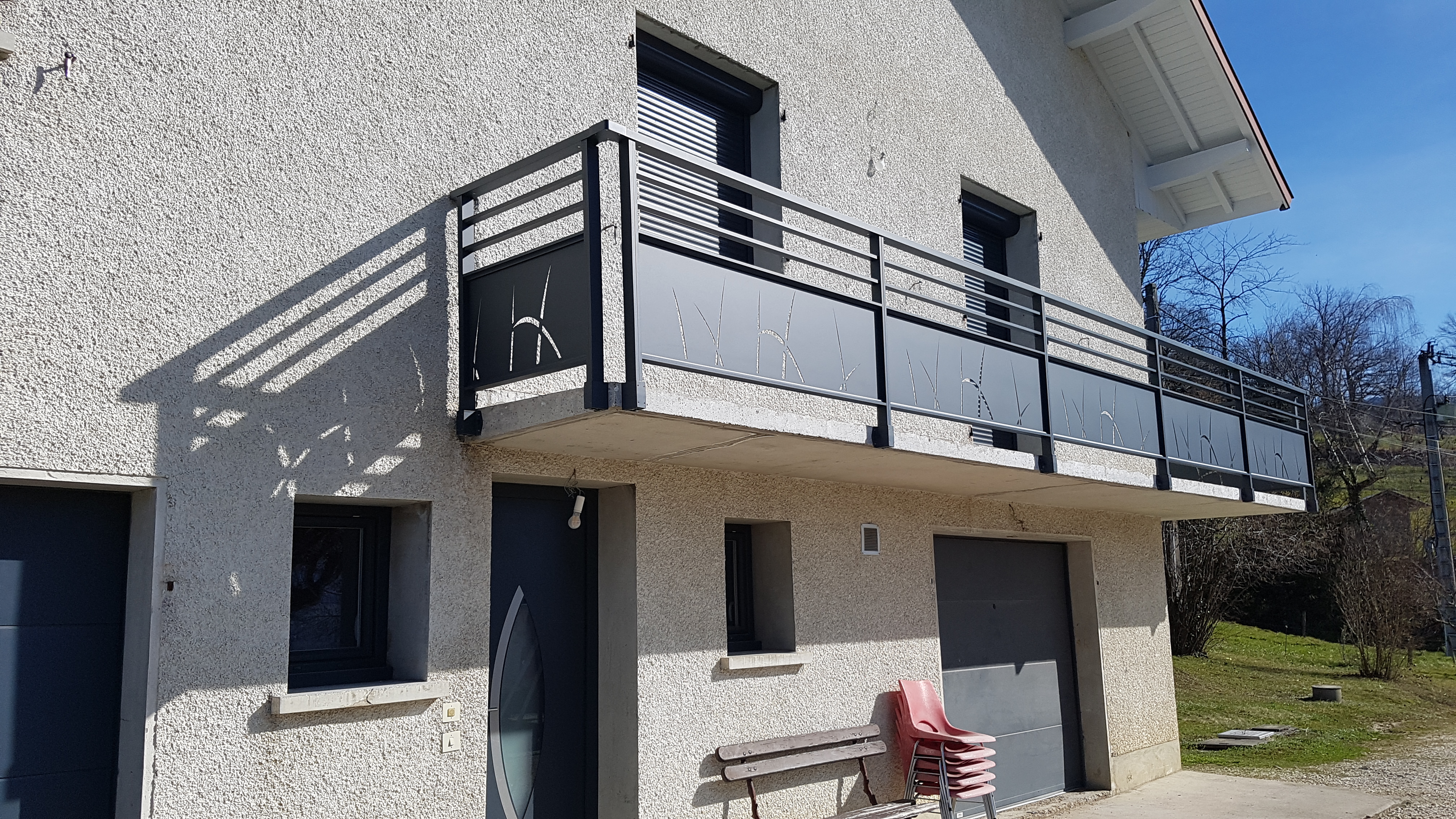 Fourniture et pose d’un garde-corps aluminium avec portillon pour une maison de particulier