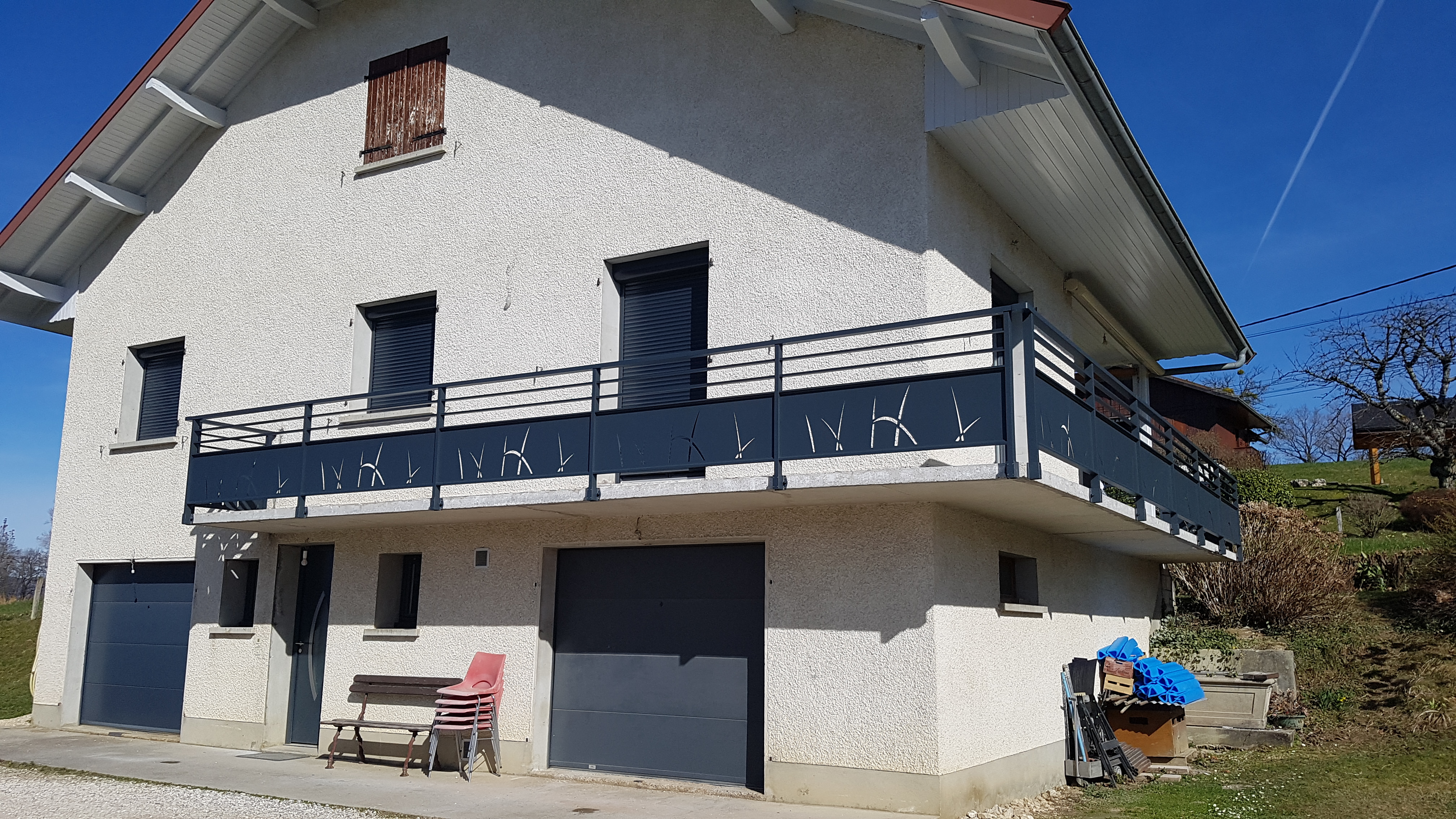 Fourniture et pose d’un garde-corps aluminium avec portillon pour une maison de particulier