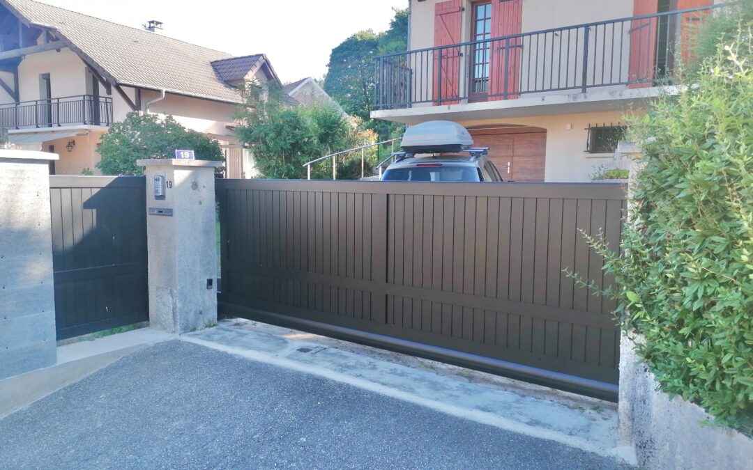 Portail coulissant autoporté en aluminium : notre réalisation à Aix-les-Bains