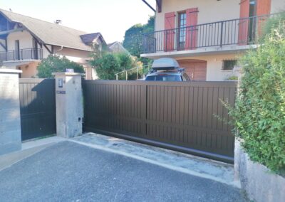 Portail coulissant autoporté en aluminium : notre réalisation à Aix-les-Bains