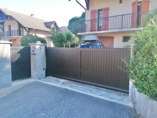 Portail coulissant autoporté en aluminium : notre réalisation à Aix-les-Bains
