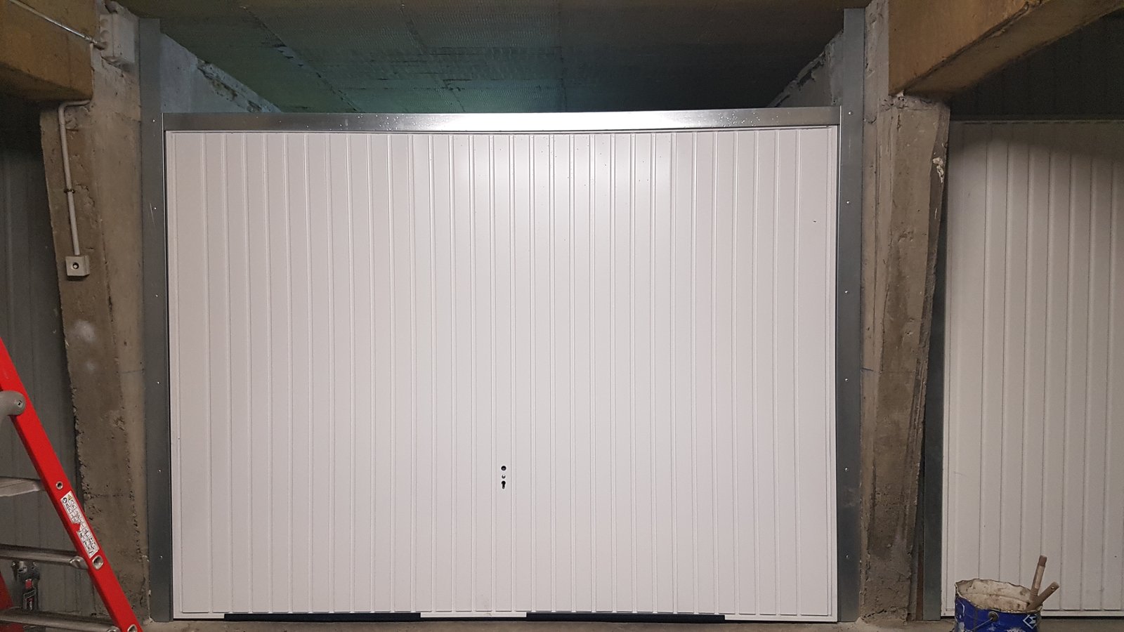 Porte garage basculante pendant la pose Pose porte de garage basculante avec cornières aluminium sur mesure | Aix-les-Bains | C-Zam